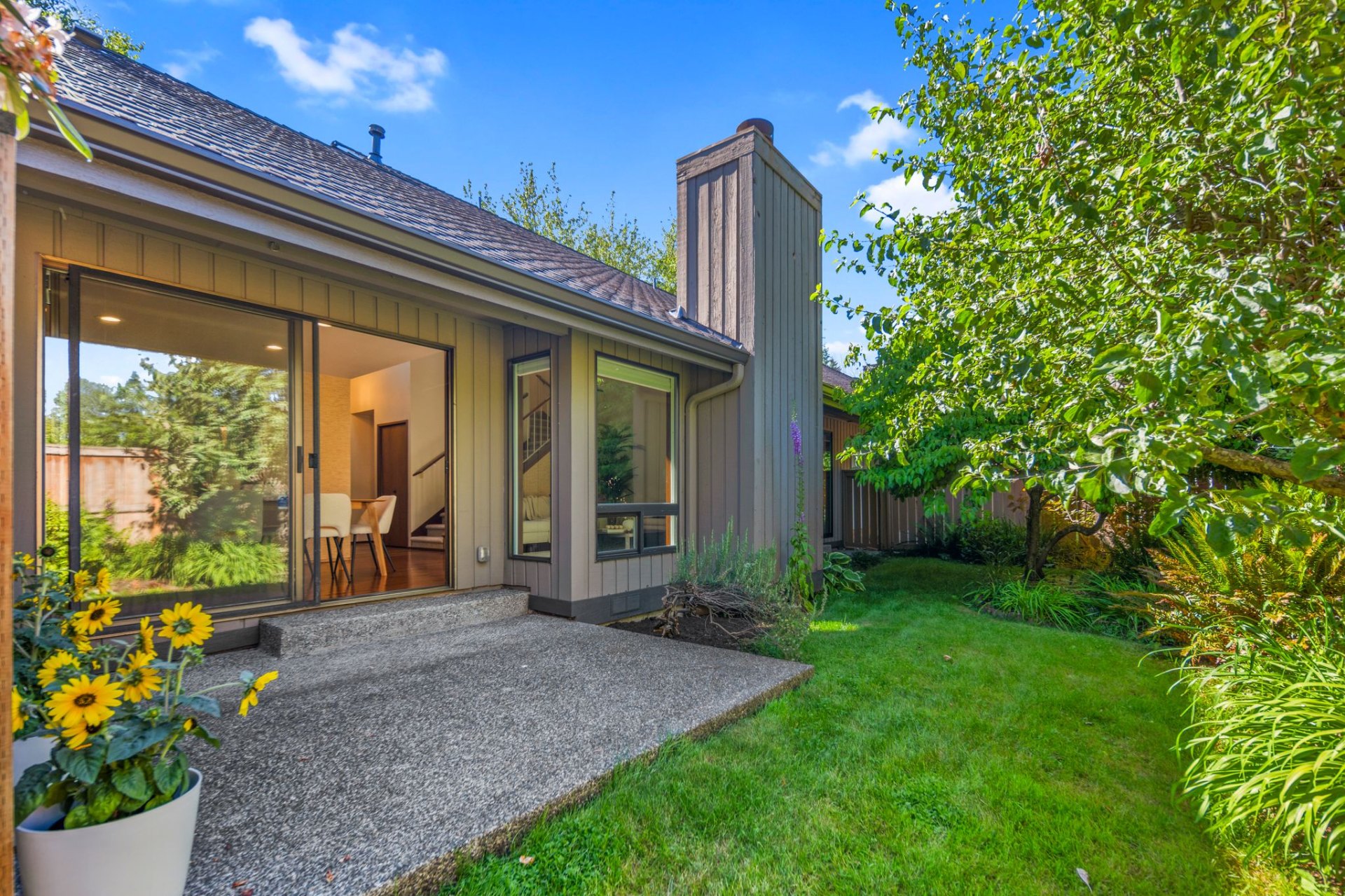 Charming cottage-style home with garden in Kirkland